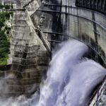 黒部ダム　放水